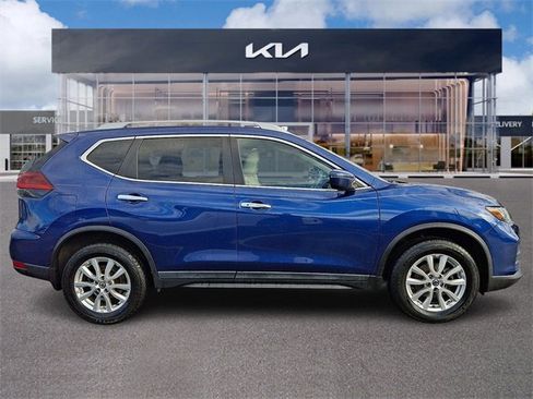 Used 2020 Nissan Rogue SV image 7