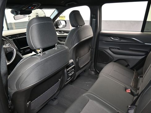 Used 2025 Jeep Grand Cherokee Laredo image 28