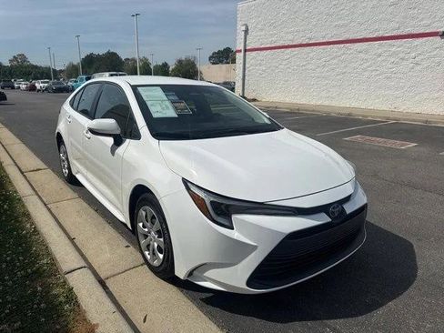 Certified 2025 Toyota Corolla LE FWD image 1
