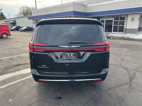 Used 2024 Chrysler Pacifica Touring-L image 4