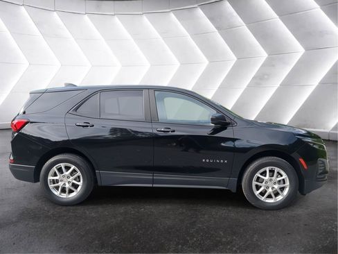 Used 2023 Chevrolet Equinox LS w/ LS Convenience Package AWD/4WD image 2