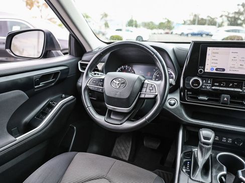 Used 2023 Toyota Highlander LE image 5