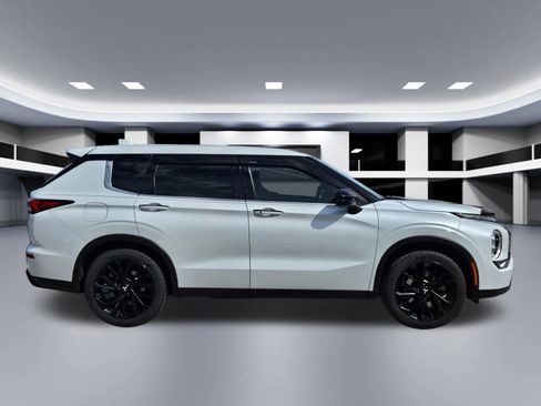 Used 2022 Mitsubishi Outlander SE image 7