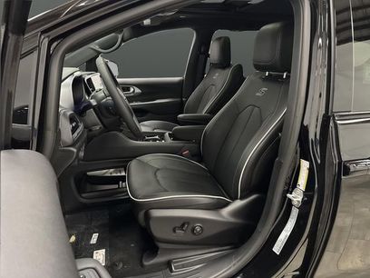 New 2026 Chrysler Pacifica Limited w/ S Appearance Package