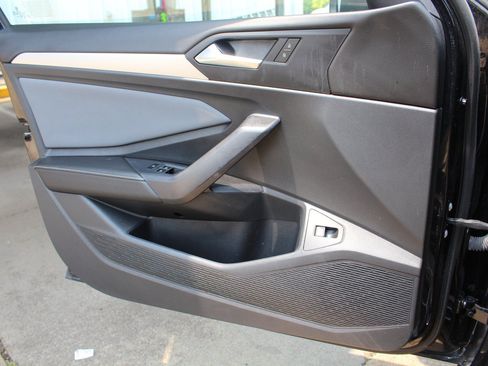 Used 2025 Volkswagen Jetta SE FWD image 13