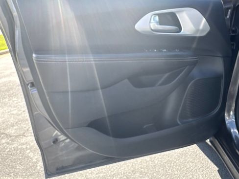Used 2018 Chrysler Pacifica Touring-L w/ Premium Audio Group FWD image 12