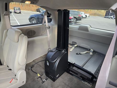 Used 2007 Chrysler Town & Country Touring image 8