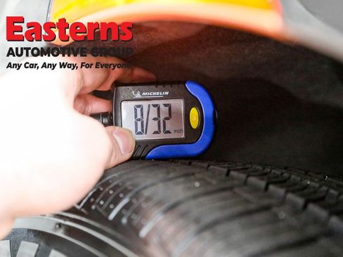 Used 2023 Chrysler Pacifica Touring-L image 27