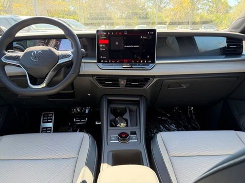New 2026 Volkswagen Tiguan SE R-Line FWD image 9