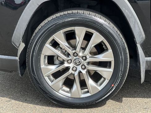 Certified 2021 Toyota RAV4 XLE Premium FWD image 31