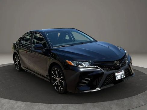 Used 2020 Toyota Camry SE FWD image 4