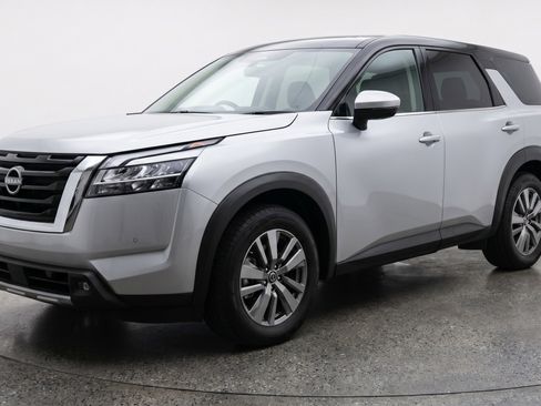Used 2025 Nissan Pathfinder SV FWD image 3
