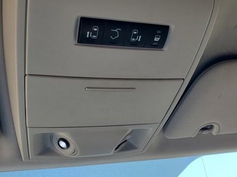 Used 2011 Chrysler Town & Country Touring image 33