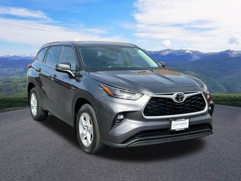 Used 2022 Toyota Highlander LE image 7