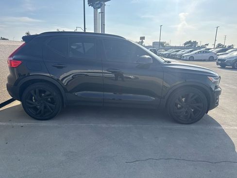 Used 2022 Volvo XC40 T5 R-Design w/ Advanced Package image 2