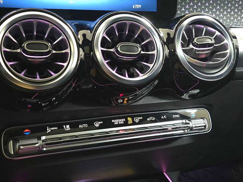 Certified 2025 Mercedes-Benz GLB 250 4MATIC image 31