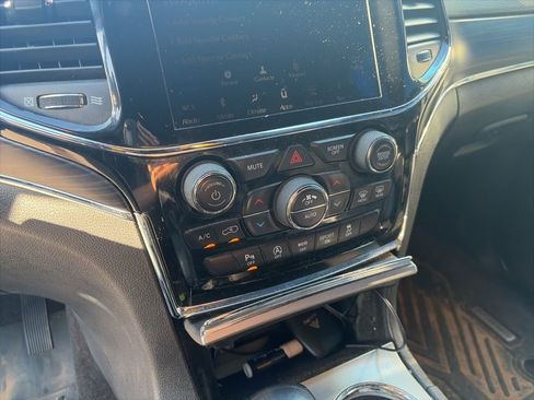 Used 2019 Jeep Grand Cherokee Limited w/ Luxury Group II image 15