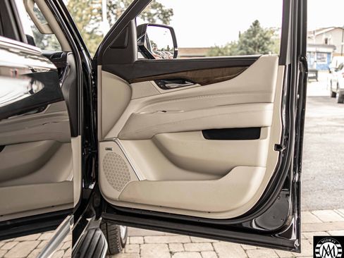 Used 2018 Cadillac Escalade ESV Luxury image 42