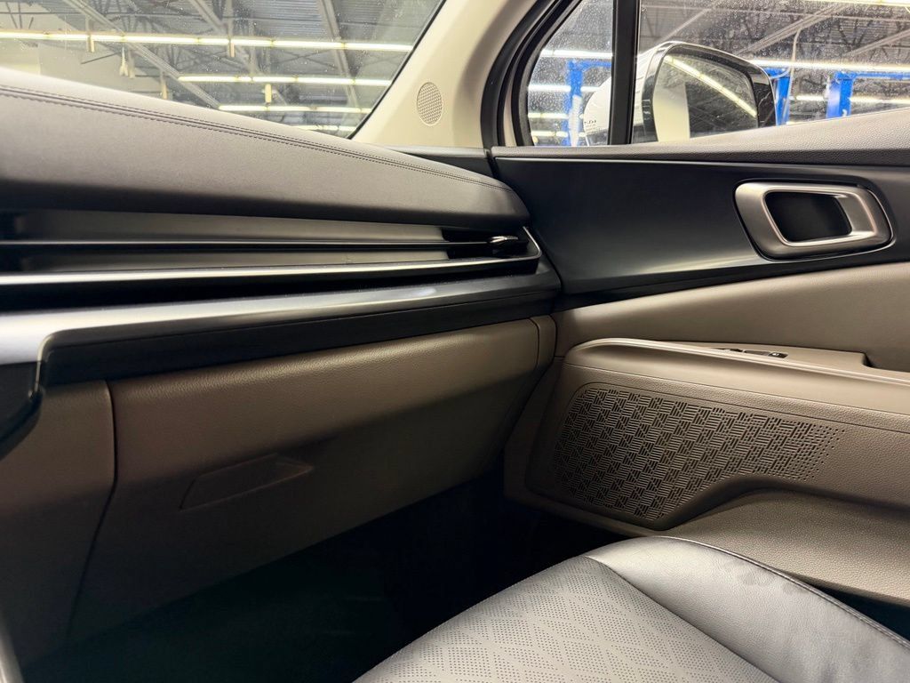 Used 2025 Kia Carnival FWD image 39