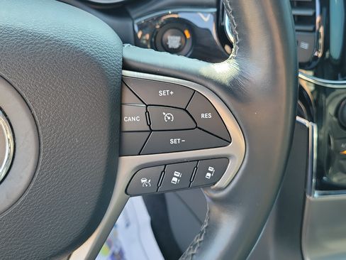 Used 2019 Jeep Grand Cherokee Overland AWD/4WD image 24