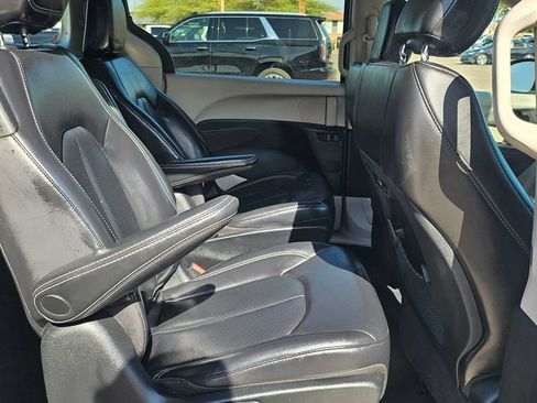 Used 2023 Chrysler Pacifica Touring-L FWD image 23