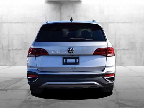 Certified 2023 Volkswagen Taos SE w/ Panoramic Sunroof Package image 6