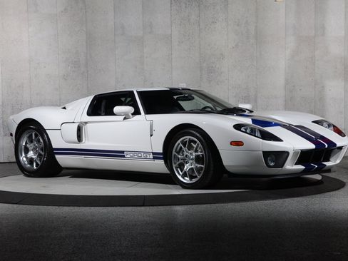 Used 2006 Ford GT RWD image 15