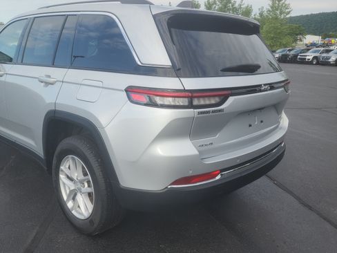 Used 2023 Jeep Grand Cherokee Laredo w/ Luxury Tech Group I AWD/4WD image 4