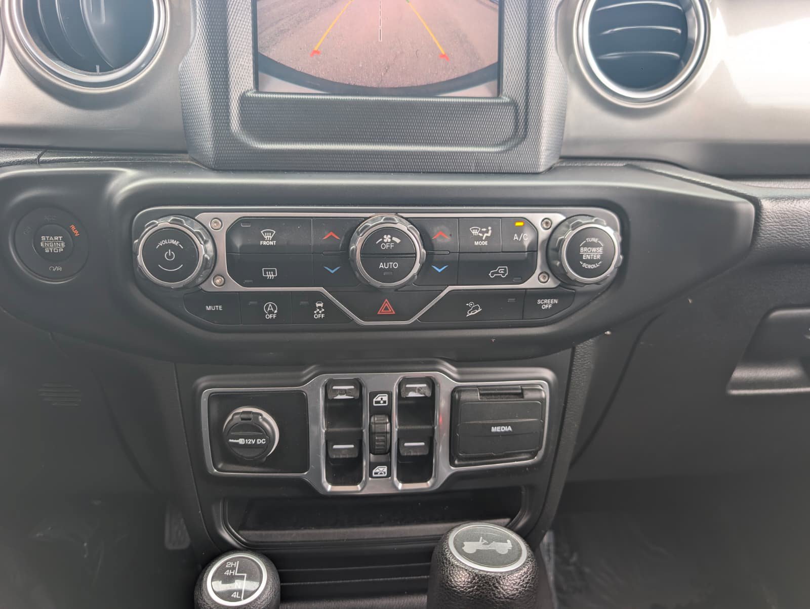 Used 2020 Jeep Wrangler Unlimited Sahara AWD/4WD image 17