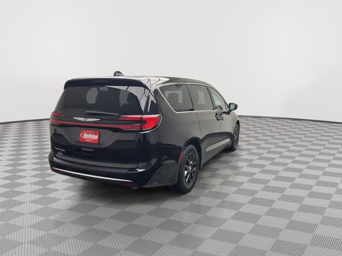 Used 2025 Chrysler Pacifica Select FWD image 38