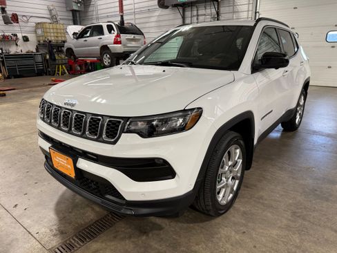 Used 2024 Jeep Compass Latitude image 42