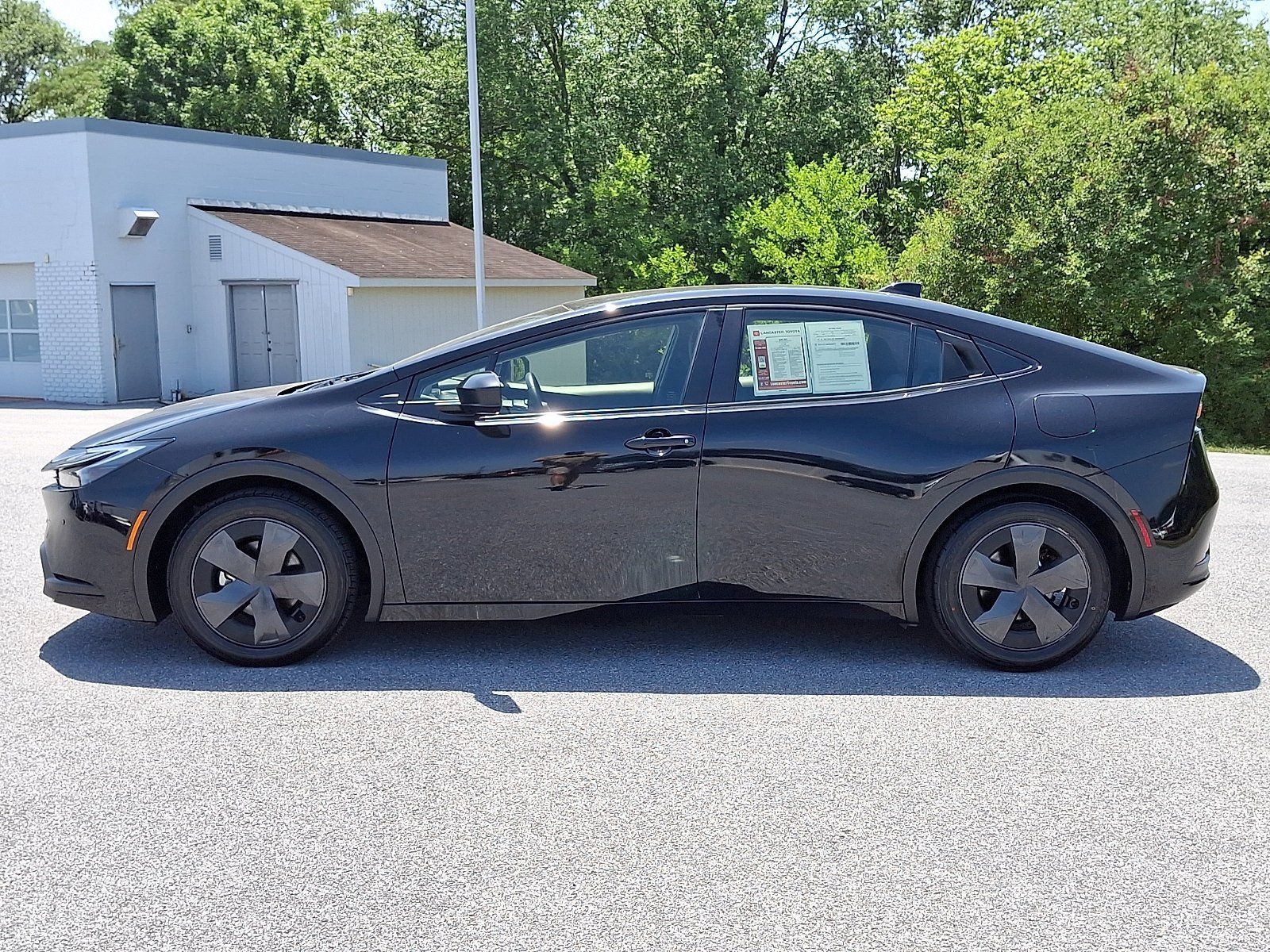 Used 2025 Toyota Prius LE FWD image 4