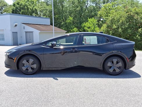 Used 2025 Toyota Prius LE FWD image 4