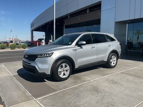 Used 2021 Kia Sorento LX FWD image 2