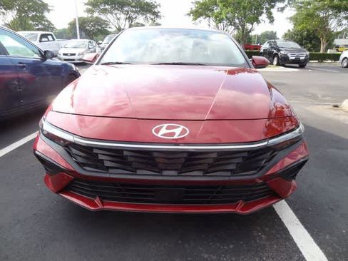Used 2024 Hyundai Elantra SEL w/ Convenience Package FWD image 3