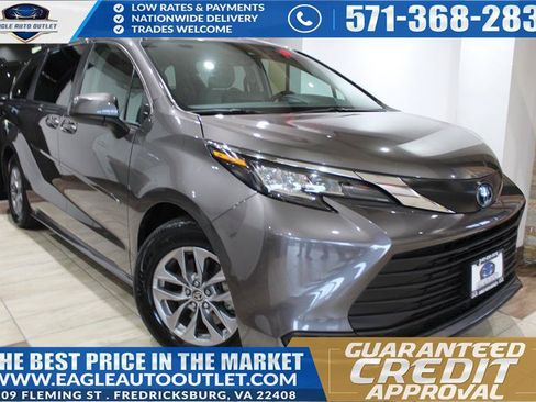 Used 2023 Toyota Sienna LE w/ LE Plus Package FWD image 1