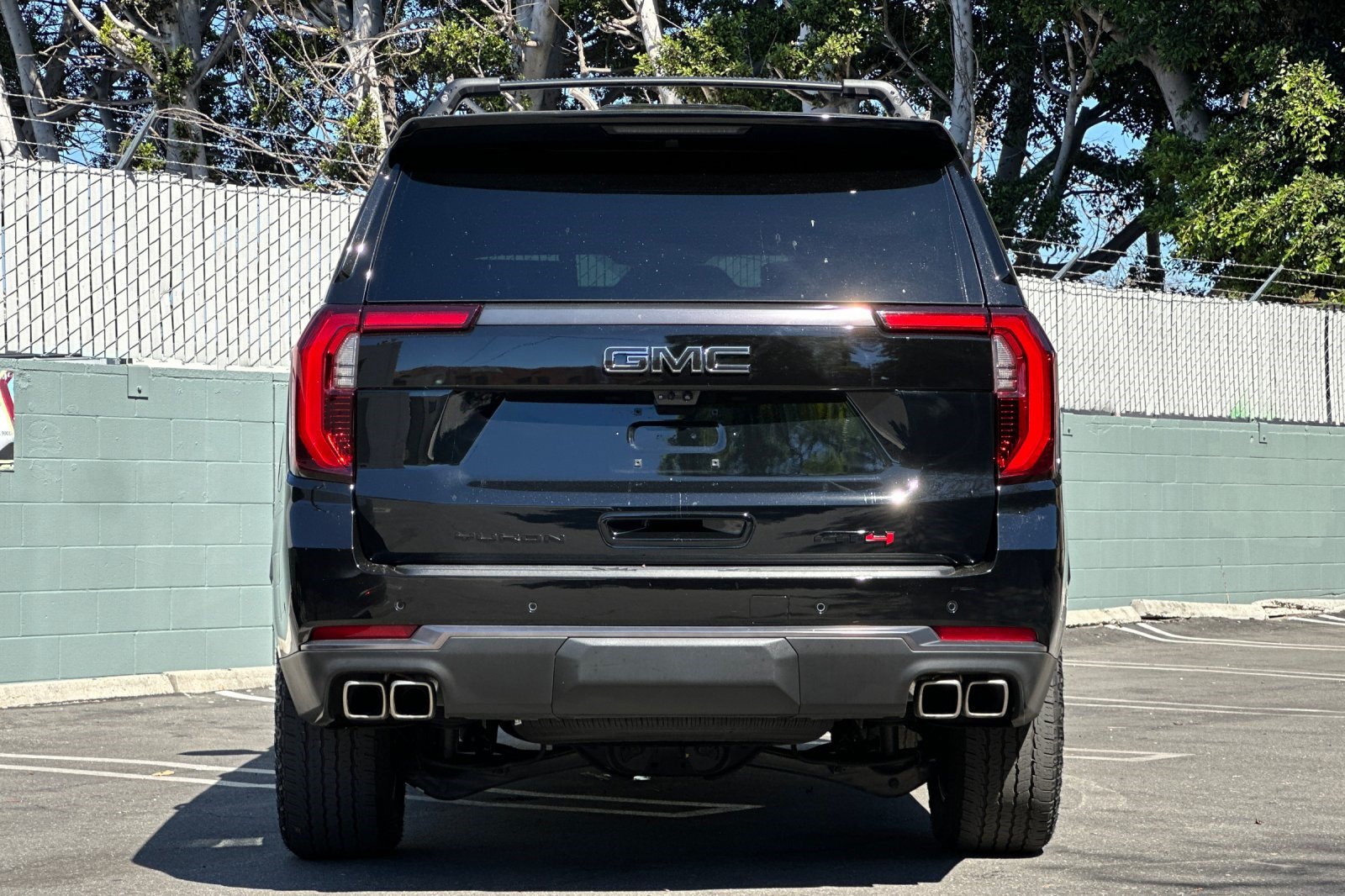 Used 2025 GMC Yukon AT4 Ultimate w/ LPO, AT4 Appearance Package AWD/4WD image 10