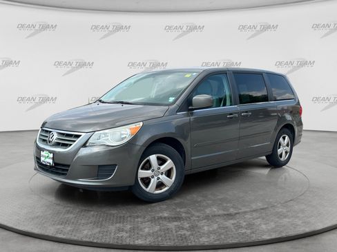 Used 2010 Volkswagen Routan SE FWD image 3
