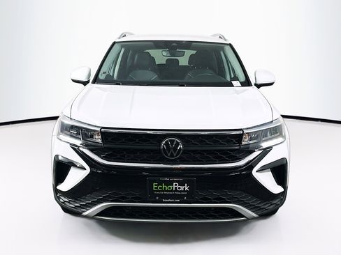 Used 2023 Volkswagen Taos SE FWD image 2
