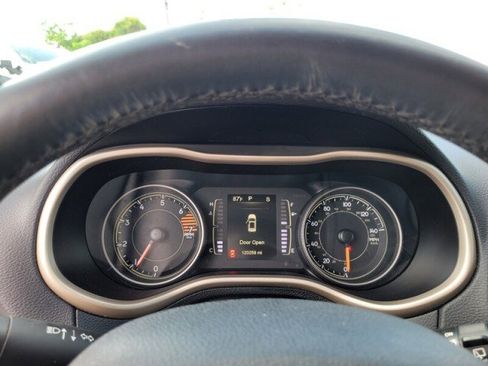 Used 2017 Jeep Cherokee Latitude w/ Comfort/Convenience Group FWD image 16