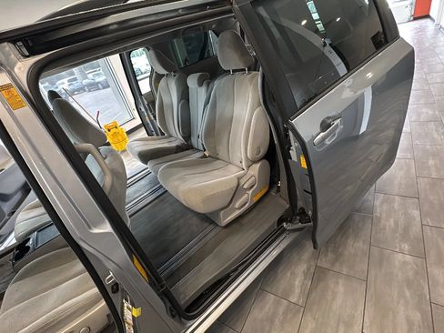 Used 2014 Toyota Sienna LE FWD image 30