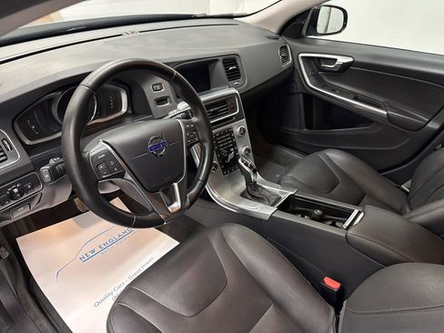 Used 2018 Volvo V60 T5 Cross Country w/ Convenience Package image 7