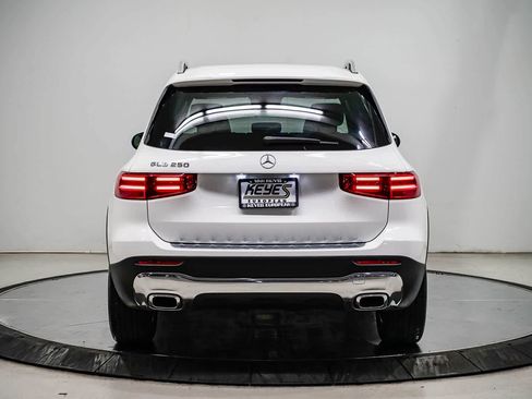 Used 2026 Mercedes-Benz GLB 250 image 3