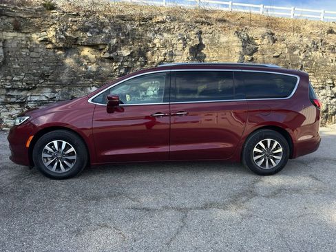 Used 2021 Chrysler Pacifica Touring-L image 3