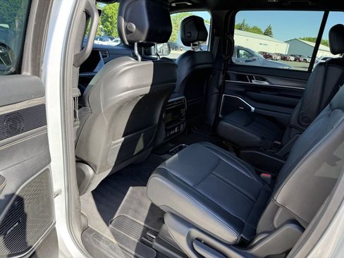 Used 2024 Jeep Wagoneer Series III AWD/4WD image 12