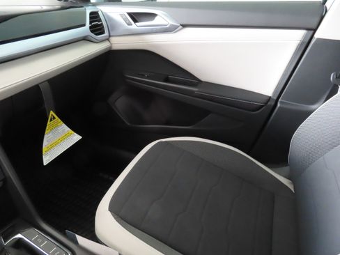 New 2025 Volkswagen Taos SE image 20
