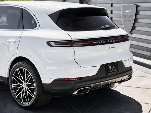 Used 2025 Porsche Cayenne AWD/4WD image 8