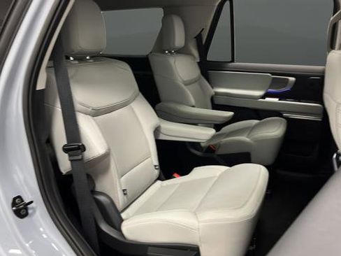Used 2025 Ford Expedition Platinum w/ Driver's Package image 6