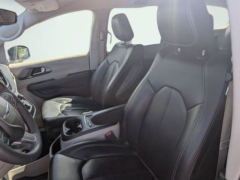 Used 2023 Chrysler Pacifica Touring-L FWD image 9