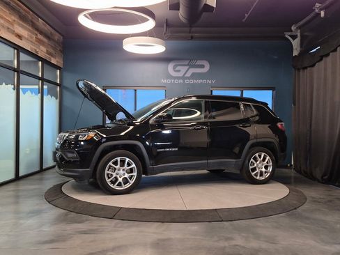 Used 2023 Jeep Compass Latitude image 24